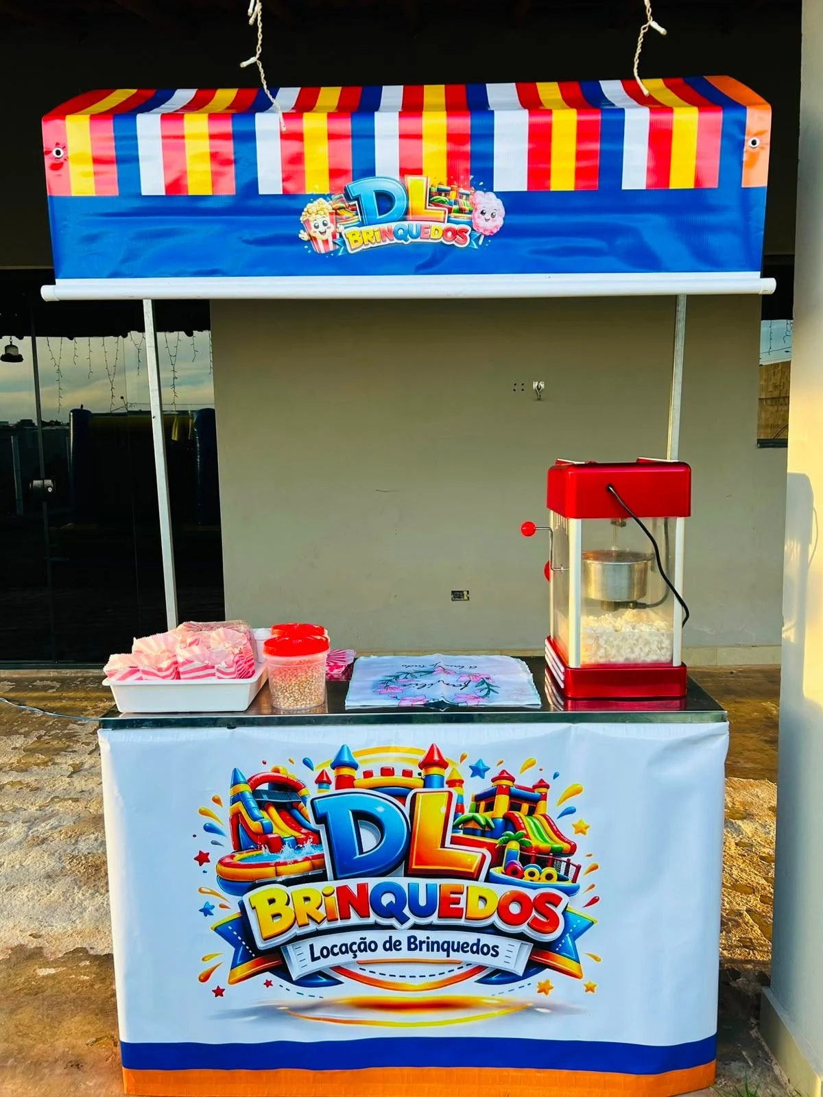 Carrinho da DL Brinquedos com máquina de pipoca e algodão doce