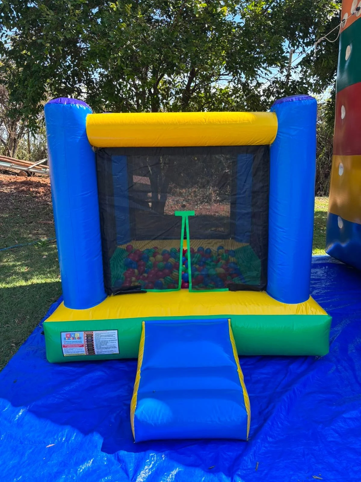 Piscina de bolinhas inflável azul, verde e amarela