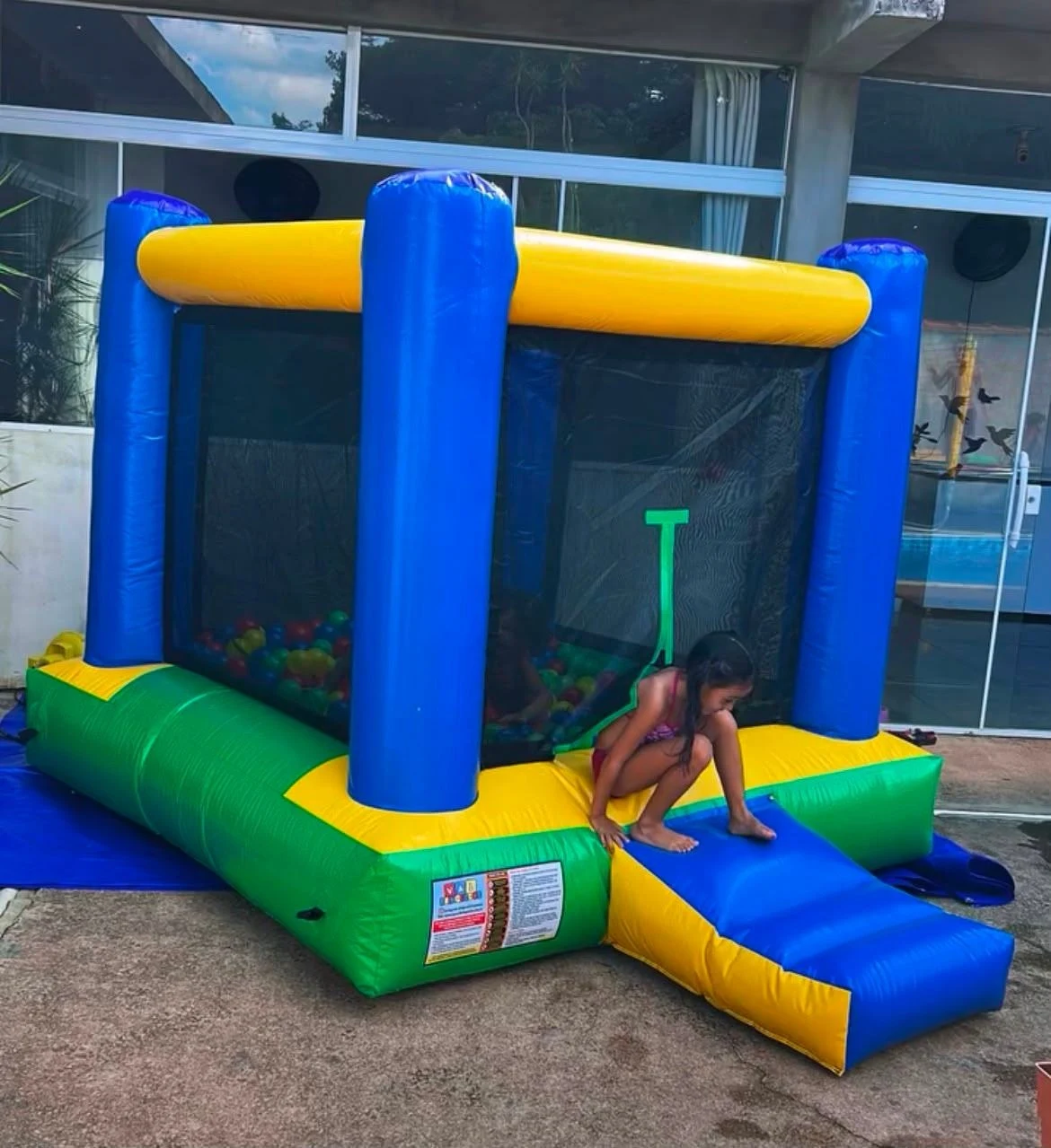 Castelo inflável da DL Brinquedos montado e pronto para a diversão