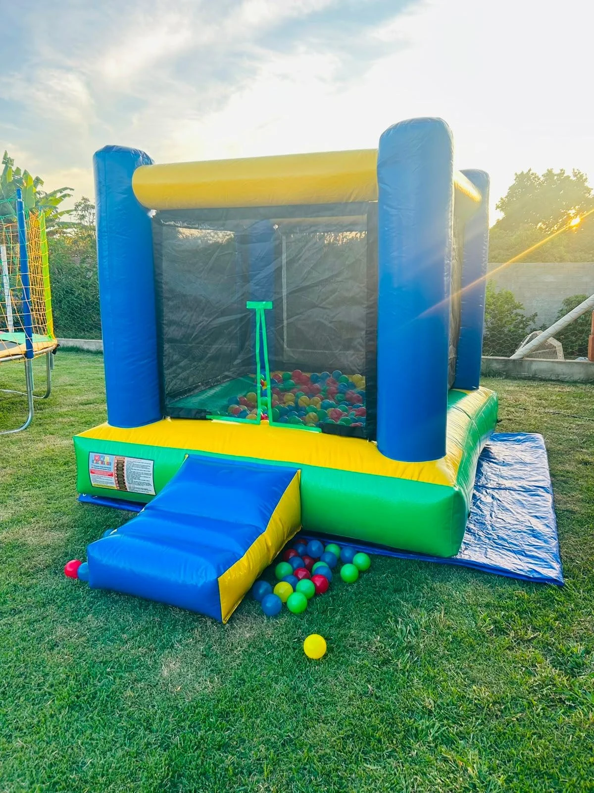 Castelo inflável com piscina de bolinhas no jardim