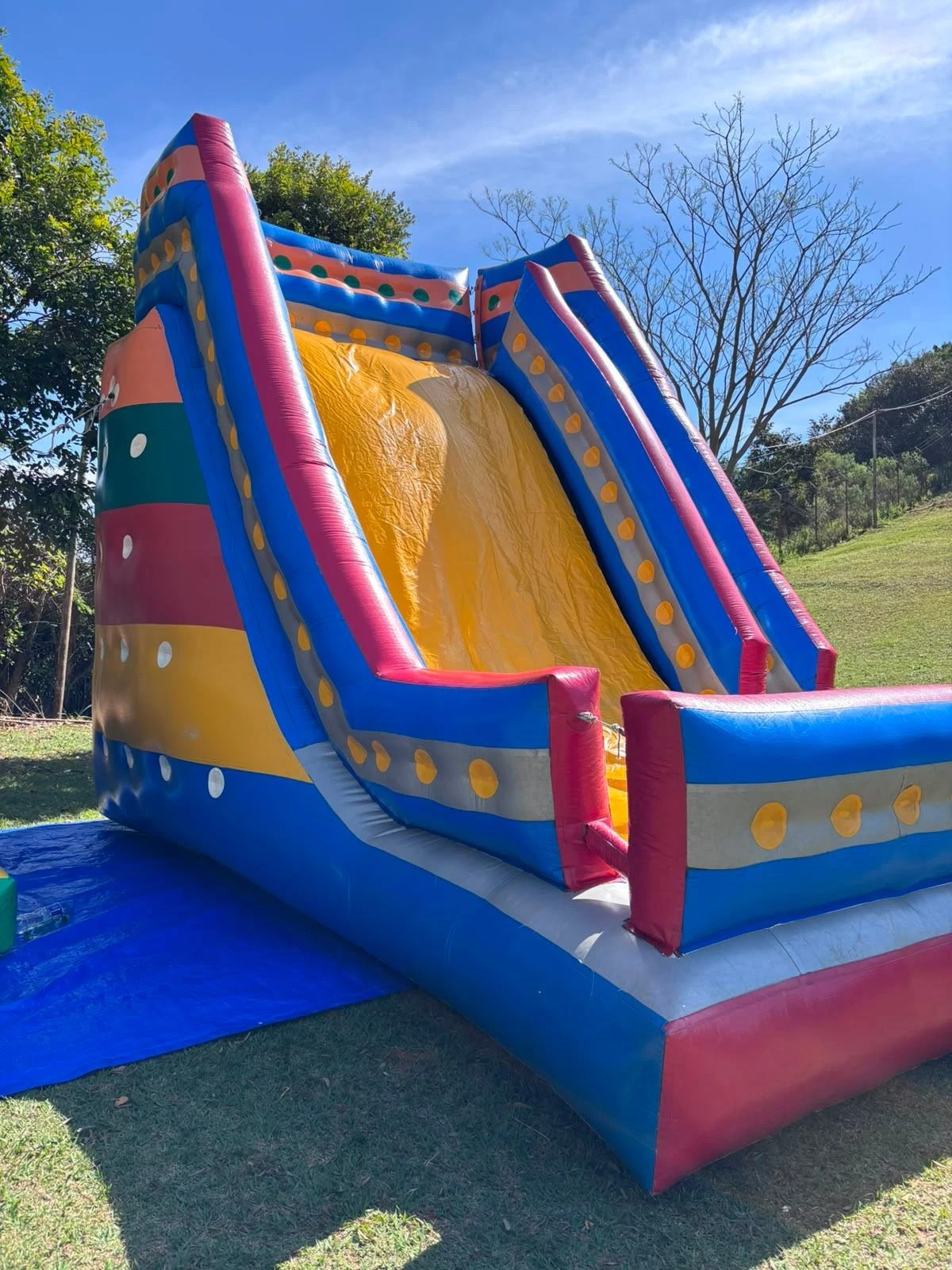 Detalhe do escorregador do tobogã inflável