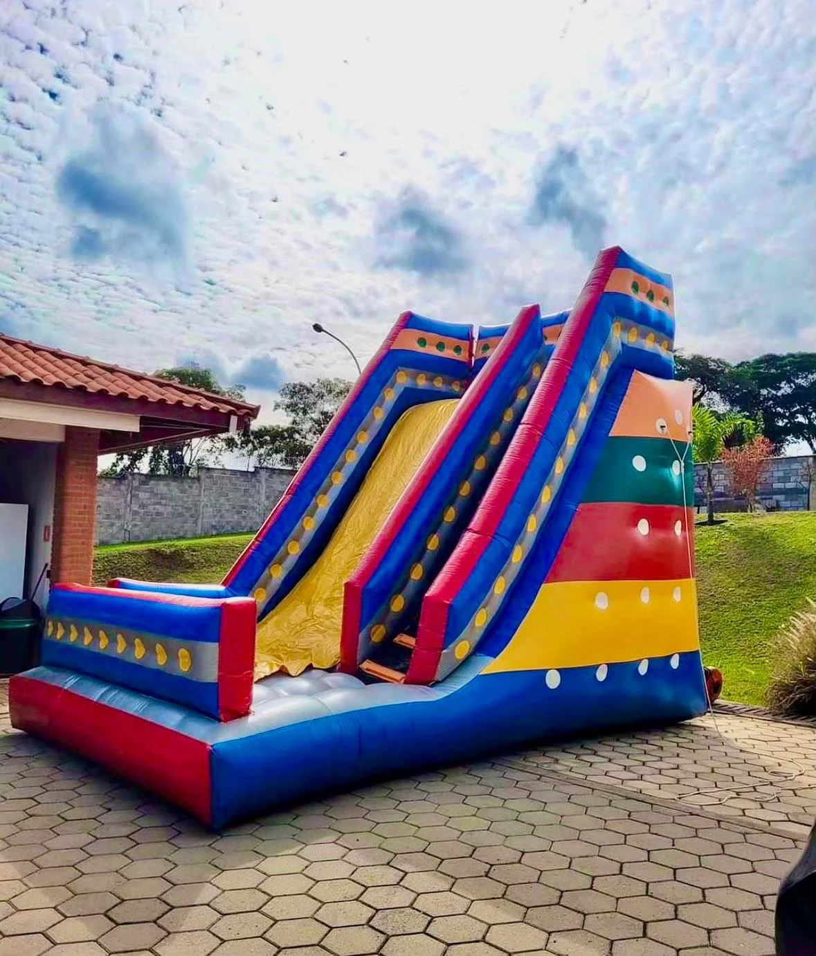 Tobogã inflável montado em um quintal